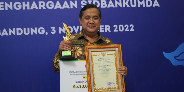 Mantan Sekretaris DPRD Kota Bandung, H. Salman Fauzi, meninggal dunia. Sosoknya dikenal berdedikasi tinggi dan berprestasi di pemerintahan.