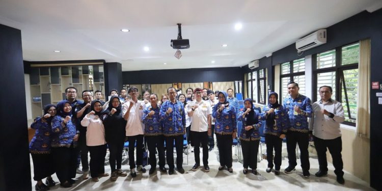 Anggota DPRD Bandung Andri Gunawan menghadiri pelantikan pengurus Karang Taruna Kecamatan Cicendo dan memberikan sambutan tentang pembinaan mental pemuda.