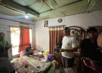 Anggota DPRD Kota Bandung Asep Robin meninjau rumah warga yang hampir ambruk di Kelurahan Pasir Impun Mandalajati.