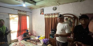 Anggota DPRD Kota Bandung Asep Robin meninjau rumah warga yang hampir ambruk di Kelurahan Pasir Impun Mandalajati.