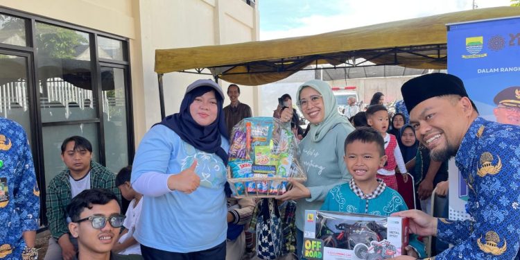 Anggota DPRD Kota Bandung Indri Rindani membuka kegiatan khitanan massal Ngadoor di Cigondewah Rahayu.