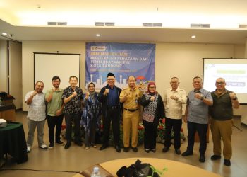 Anggota Komisi III DPRD Kota Bandung mengikuti Seminar Masterplan Penataan dan Pemberdayaan PKL di Hotel Mutiara Bandung pada 4 November 2025.