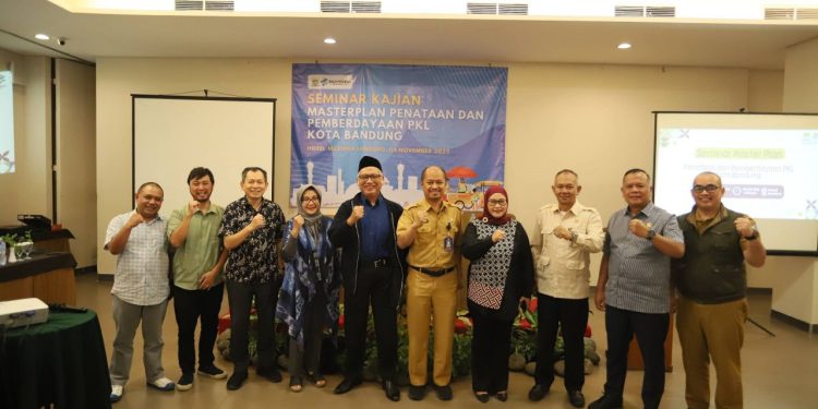 Anggota Komisi III DPRD Kota Bandung mengikuti Seminar Masterplan Penataan dan Pemberdayaan PKL di Hotel Mutiara Bandung pada 4 November 2025.