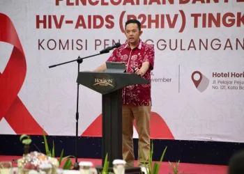 Dr. Agung Firmansyah Sumantri menyampaikan paparan tentang penanggulangan HIV/AIDS pada rapat koordinasi tingkat Kota Bandung.