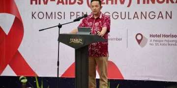 Dr. Agung Firmansyah Sumantri menyampaikan paparan tentang penanggulangan HIV/AIDS pada rapat koordinasi tingkat Kota Bandung.