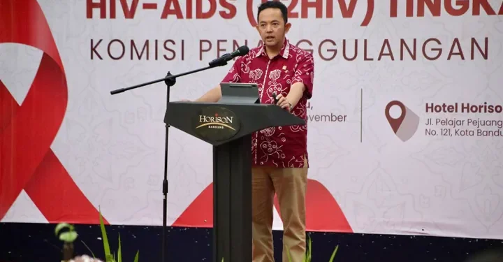 Dr. Agung Firmansyah Sumantri menyampaikan paparan tentang penanggulangan HIV/AIDS pada rapat koordinasi tingkat Kota Bandung.