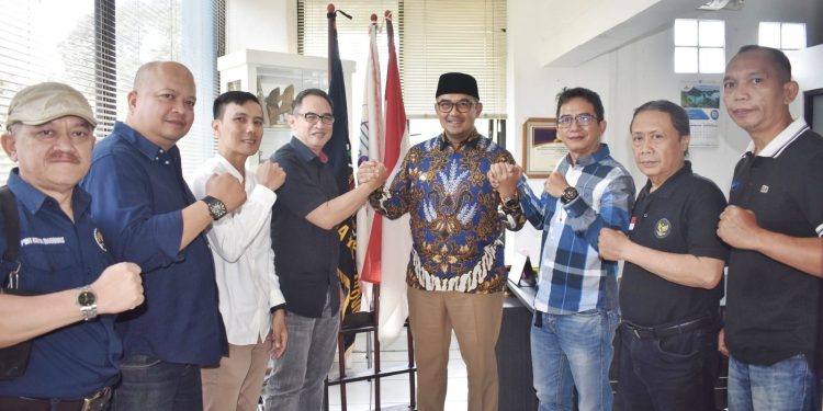 Wali Kota Bandung Muhammad Farhan saat berkunjung ke Kantor Pokja PWI Kota Bandung bersama pengurus PWI.