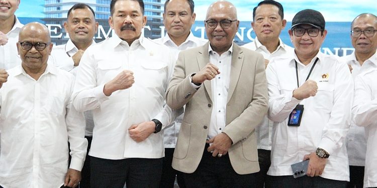 Jaksa Agung ST Burhanuddin menerima Ketua Umum PWI Pusat Akhmad Munir di Gedung Kejaksaan Agung, Jakarta, Kamis 13 November 2025.