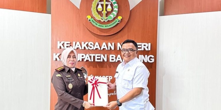 Kantah Kabupaten Bandung Serahkan Empat Sertipikat Aset Negara ke Kejaksaan Negeri, Wujudkan Tertib Administrasi Pertanahan