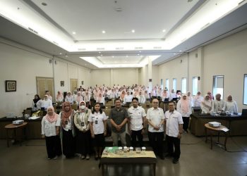 Elton Agus Marjan menyampaikan materi terkait pemetaan tenaga kesehatan dalam acara di Hotel Mutiara Bandung pada 5 November 2025.