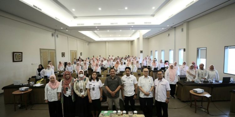 Elton Agus Marjan menyampaikan materi terkait pemetaan tenaga kesehatan dalam acara di Hotel Mutiara Bandung pada 5 November 2025.