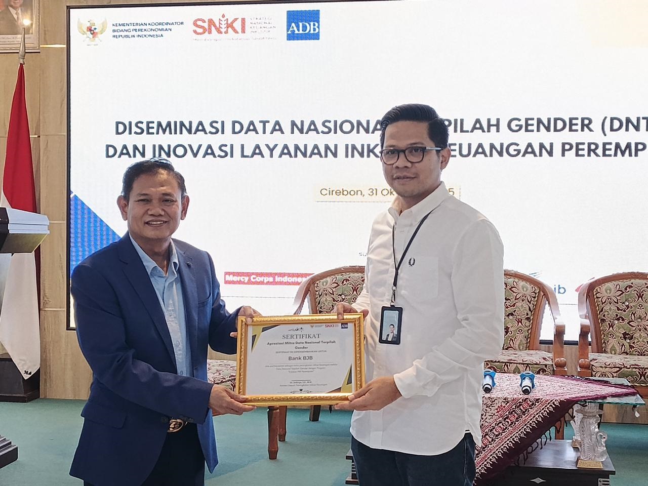 Ofik Taufik Robiyana, Pemimpin bank bjb KC Cirebon, menerima penghargaan kategori Edukasi PMI Perempuan dari Kemenko Perekonomian RI di Universitas Swadaya Gunung Jati Cirebon.