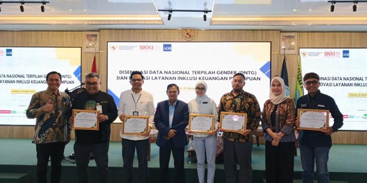 Ofik Taufik Robiyana, Pemimpin bank bjb KC Cirebon, menerima penghargaan kategori Edukasi PMI Perempuan dari Kemenko Perekonomian RI di Universitas Swadaya Gunung Jati Cirebon.