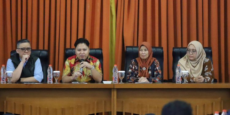 Ketua Komisi I DPRD Kota Bandung Radea Respati Paramudhita menyampaikan materi pembekalan SPIP di Hotel Savoy Homann.