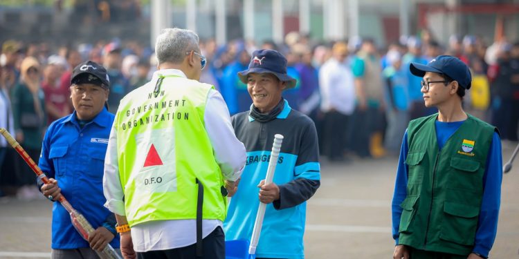 Ribuan Warga Kompak Bebersih Bandung, Wali Kota: Kebersihan Harus Jadi Gerakan Kolektif