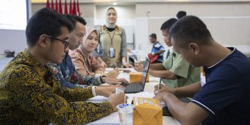 Petugas bank bjb membantu warga Bogor membuka rekening penerima bansos di kantor cabang Cibinong