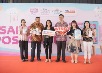 Meliana Sri Rahayu Widodo, Marketing Manager Fabric Conditioner Category WINGS Group Indonesia, Instansi Pemerintahan, Rani Wijaya, Corporate Communication GM, Tan Kok Kim, GM Modern Trade WINGS Group, Stella Eidelina, Marketing Manager Baby Happy Diapers, dan Elisabeth Fionna, Brand Representative Kodomo Baby dalam Program Sahabat Posyandu