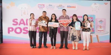 Meliana Sri Rahayu Widodo, Marketing Manager Fabric Conditioner Category WINGS Group Indonesia, Instansi Pemerintahan, Rani Wijaya, Corporate Communication GM, Tan Kok Kim, GM Modern Trade WINGS Group, Stella Eidelina, Marketing Manager Baby Happy Diapers, dan Elisabeth Fionna, Brand Representative Kodomo Baby dalam Program Sahabat Posyandu