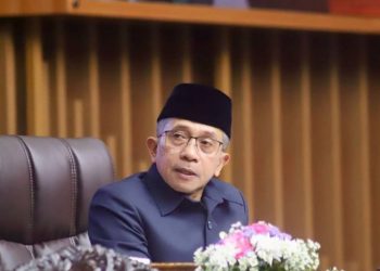 Ketua DPRD Kota Bandung Asep Mulyadi menyampaikan pernyataan terkait penetapan anggota DPRD sebagai tersangka kasus dugaan penyalahgunaan kewenangan
