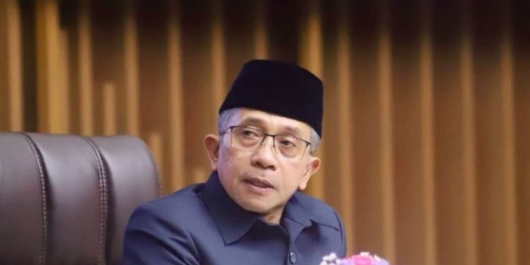 Ketua DPRD Kota Bandung Asep Mulyadi menyampaikan pernyataan terkait penetapan anggota DPRD sebagai tersangka kasus dugaan penyalahgunaan kewenangan