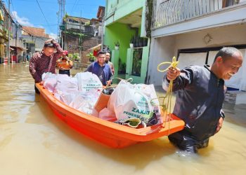 BAZNAS Jabar Salurkan 500 Paket Sembako untuk Warga Terdampak Banjir Kabupaten Bandung