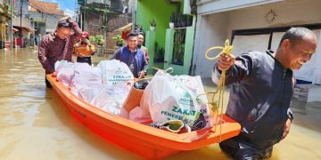BAZNAS Jabar Salurkan 500 Paket Sembako untuk Warga Terdampak Banjir Kabupaten Bandung