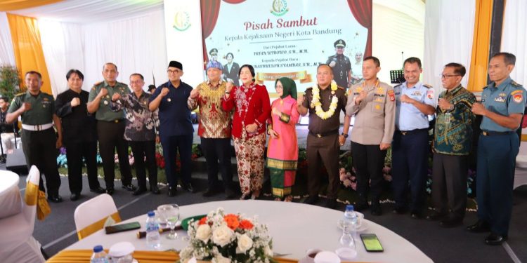 Ketua DPRD Kota Bandung H. Asep Mulyadi, S.H., menghadiri acara pisah sambut Kepala Kejaksaan Negeri Kota Bandung dari Irfan Wibowo kepada Abun Hasbulloh Syambas, di Kejaksaan Negeri Kota Bandung, Kamis, 18 Desember 2025. Indra/Humpro DPRD Kota Bandung.