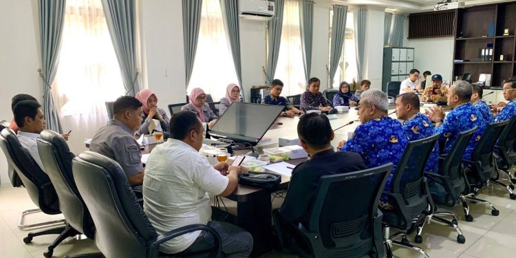 Pimpinan dan Anggota Komisi I DPRD Kota Bandung menerima audiensi dari Pengurus Cabang Kota Bandung Ikatan Apoteker Indonesia (IAI), di Ruang Rapat Komisi I DPRD Kota Bandung, Rabu, 17 Desember 2025. Robby/Humpro DPRD Kota Bandung.