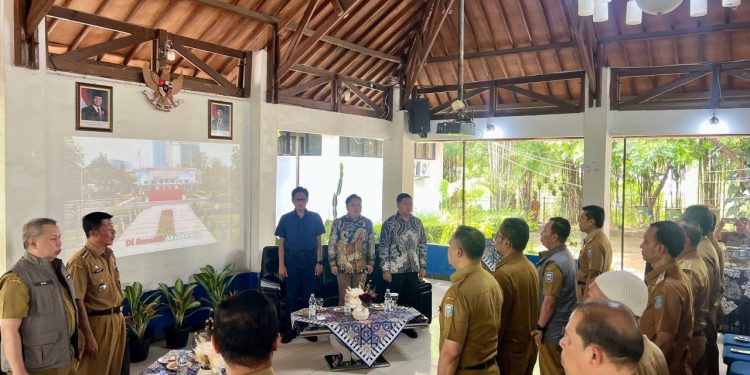 Pimpinan dan Anggota Komisi I DPRD Kota Bandung menjadi narasumber pada acara sosialisasi Perwal Nomor 47 Tahun 2025, di Aula Pendopo Kecamatan Gedebage, Selasa, 16 Desember 2025. Ariel/Humpro DPRD Kota Bandung.