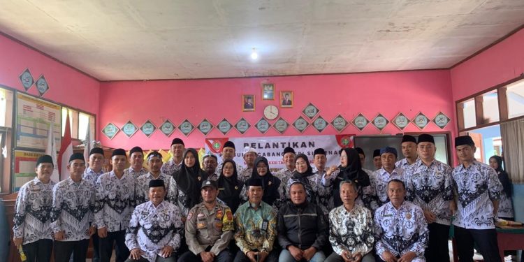 Pelantikan PGRI Cabang Simpenan Berjalan Khidmat