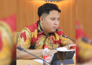 Ketua Komisi I DPRD Kota Bandung Radea Respati menyampaikan usulan Raperda administrasi kependudukan