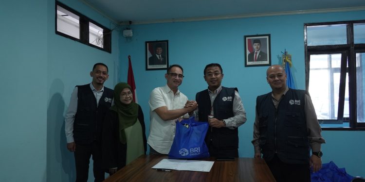 BRI Region 9 Bandung Gandeng PWI Jabar Salurkan Sembako untuk Warga Usai Lebaran