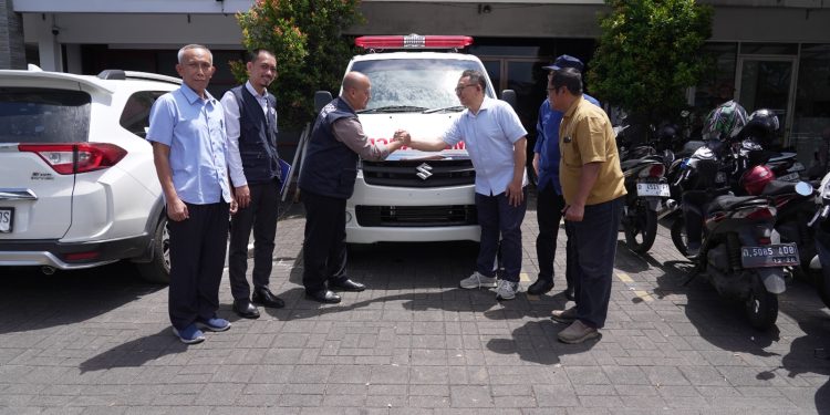 BRI Peduli Serahkan Ambulans untuk Yayasan Bandung Cinta Damai