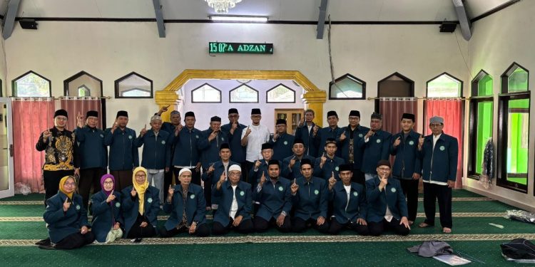 kang edwin serahkan bantuan kepada mui bandung kidul di masjid baitul mamur