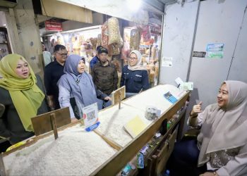 pemantauan harga pangan di pasar kosambi bandung oleh dprd kota bandung
