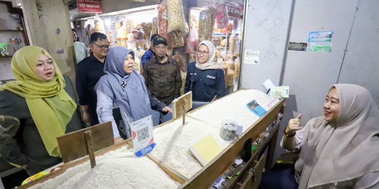 pemantauan harga pangan di pasar kosambi bandung oleh dprd kota bandung