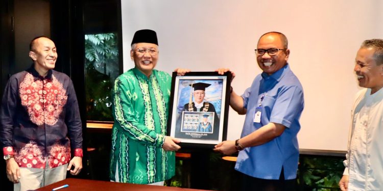 Kolaborasi tersebut ditandai dengan penandatanganan Perjanjian Kerja Sama (PKS) pada Senin, 3 Maret 2026. Penandatanganan dilakukan oleh Pelaksana Tugas Direktur Utama Pos Indonesia, Haris, bersama Rektor Universitas Terbuka, Ali Muktiyanto, serta dihadiri jajaran pimpinan dari kedua institusi.