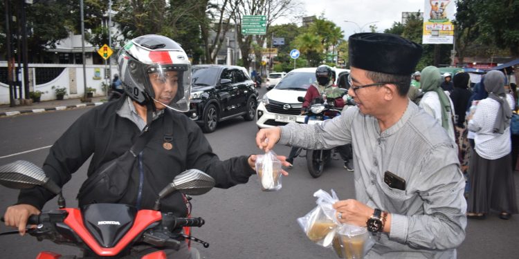 Ramadan Penuh Berkah, Pokja PWI Kota Bandung Kembali Gelar Bagi Takjil