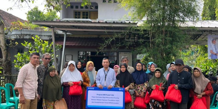 BRI Salurkan Bantuan Sembako untuk Warga Kurang Mampu di Ciamis