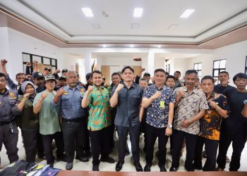 Komisi IV DPRD Bandung Dorong Sinergi Garda Terdepan di Cigereleng, Ulung Serahkan Seragam