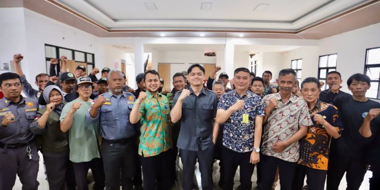 Komisi IV DPRD Bandung Dorong Sinergi Garda Terdepan di Cigereleng, Ulung Serahkan Seragam