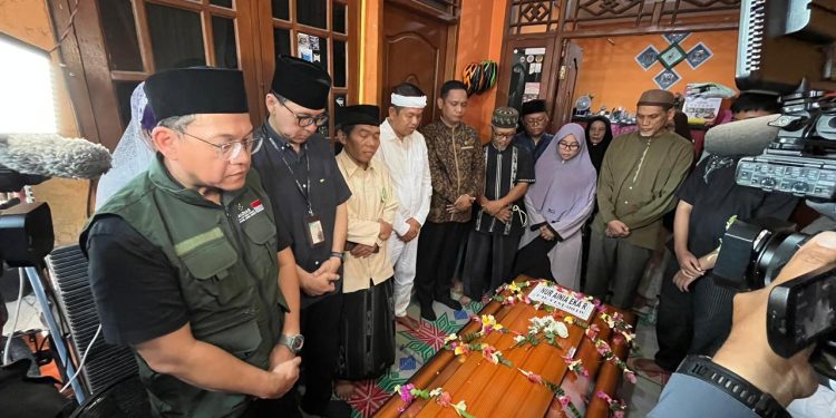 BAZNAS Jabar Dampingi Dedi Mulyadi Salurkan Santunan Korban Kecelakaan KRL dan KA Argo Bromo di Bekasi