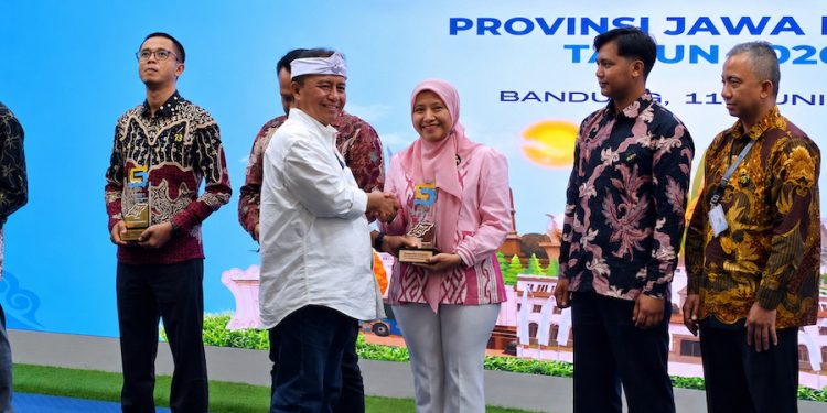 Tumbuh Bersama Masyarakat, Solusi Bangun Indonesia Narogong Raih Penghargaan CSR Jawa Barat 2026