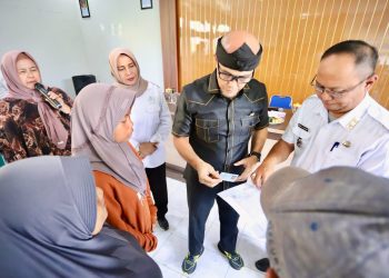 Edwin Senjaya Serahkan Bantuan untuk Warga Margasari, Siap Jadi Bapak Asuh Anak yang Belum Sekolah