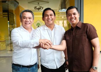 Bayu Umbara bersama Ridwan Ginanjar dan Teguh Panji Reza usai menyatakan kesepakatan menuju Musda KNPI Jawa Barat.