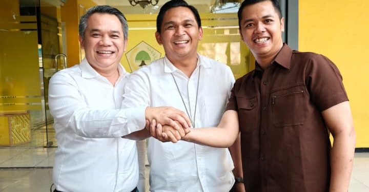 Bayu Umbara bersama Ridwan Ginanjar dan Teguh Panji Reza usai menyatakan kesepakatan menuju Musda KNPI Jawa Barat.