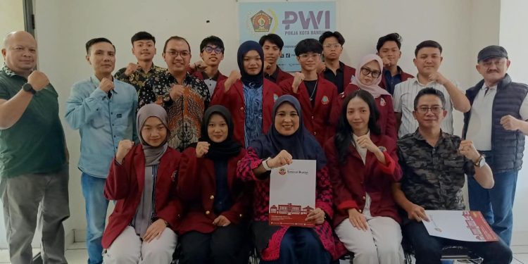 USB YPKP Bandung Dorong 14 Mahasiswa Berkiprah di Level Global